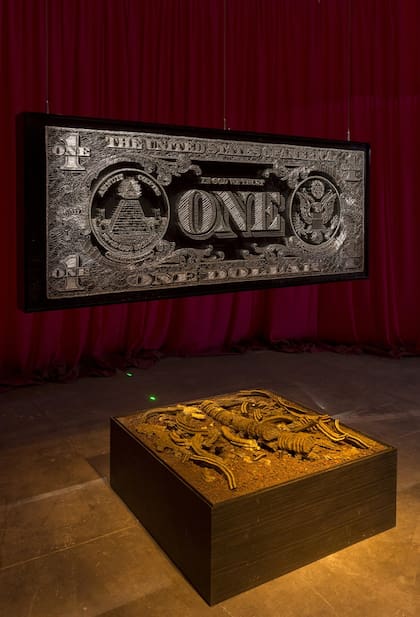 Dólar (de la serie Merca, 2005) y clavos: obras de Mondongo en la muestra "Tres", que se vio en la galería Barro
