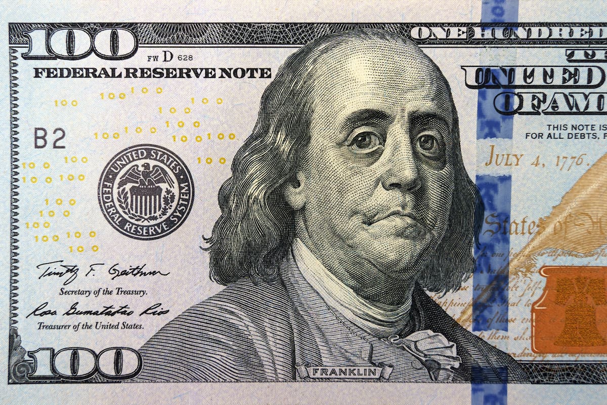 Dólar: hay más de US$247 mil millones fuera del sistema, ya sea en cajas de seguridad o "en el colchón".