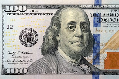 Dólar: hay más de US$247 mil millones fuera del sistema, ya sea en cajas de seguridad o "en el colchón".