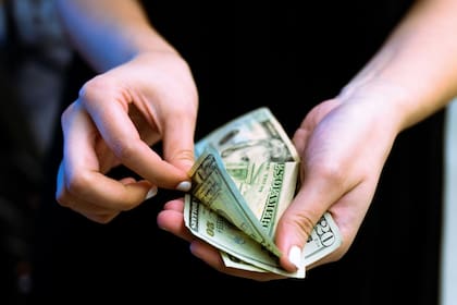Dólar hoy: a cuánto cerraron el oficial, MEP, Blue, Mayorista y Tarjeta