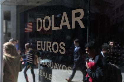 En un contexto negativo para las monedas emergentes, el dólar en el mercado local toca máximos históricos