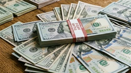 Dólar hoy: a cuánto cotizó este lunes 4 de mayo (imagen representativa generada con IA)