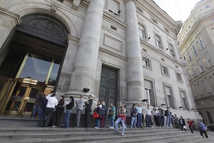 El dólar minorista subió 52 centavos en la jornada