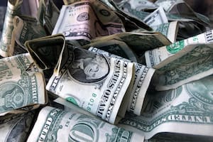 Dólar hoy, dólar blue hoy: a cuánto cotiza este viernes 12 de abril (Foto AP/Mark Lennihan)