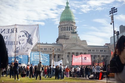 Dólar hoy: la city, expectante por el tratamiento de la Ley Bases