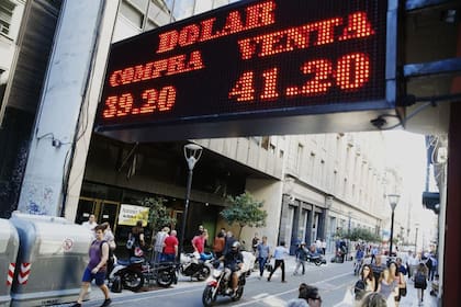 La divisa retrocede en la Argentina y el resto de los mercados de la región; el Banco Central realizará una única subasta de Leliq
