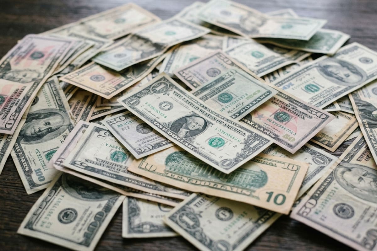 Dólar hoy y dólar blue hoy: a cuánto cotiza este domingo 19 de abril (imagen ilustrativa generada con IA)