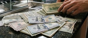 ¿A cuánto cotiza el dólar oficial y el blue hoy?