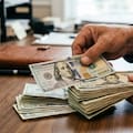 ¿A cuánto cotiza el dólar oficial y el blue hoy?