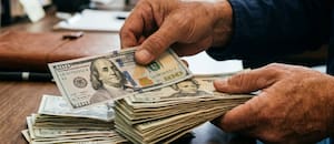 ¿A cuánto cotiza el dólar oficial y el blue hoy?