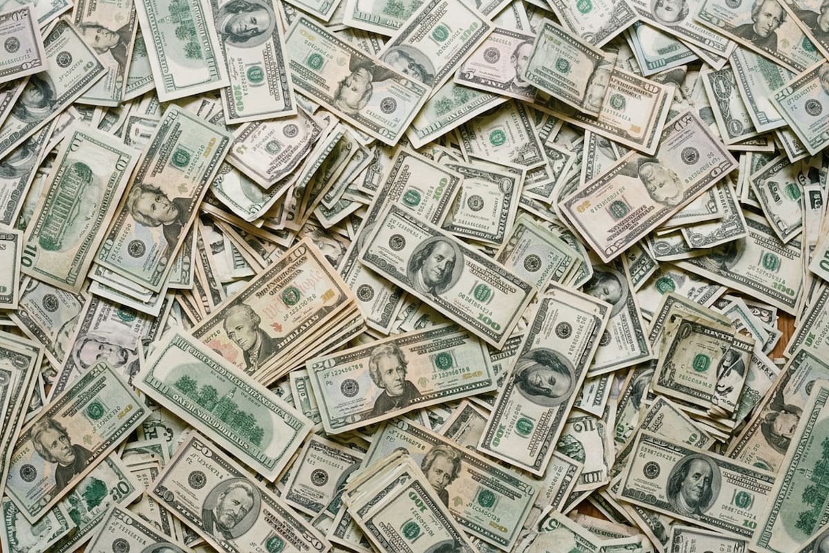 Dólar hoy y dólar blue hoy: a cuánto cotiza este domingo 10 de mayo (imagen representativa generada con IA)