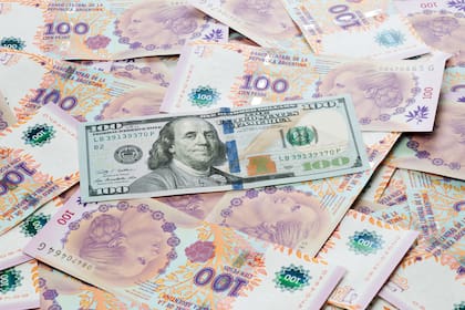 Dólar y pesos: Argentina tiene déficit y se financia centralmente con emisión.