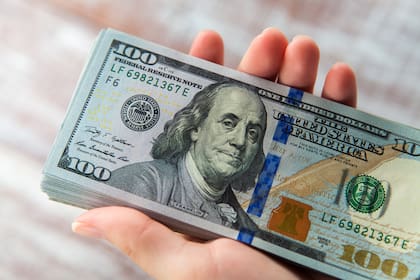 El dólar oficial supera los $100
