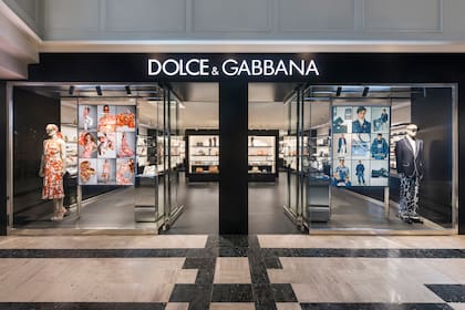 Dolce & Gabbana inauguró su primer local en el país, en Patio Bullrich