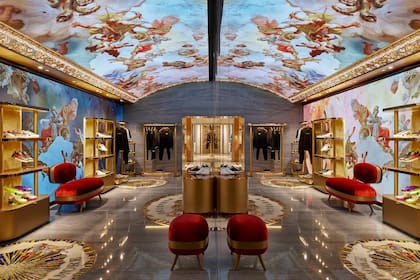 Dolce & Gabbana quiso hacer alarde de su barroquismo italiano con una boutique en plena Piazza di Spagna