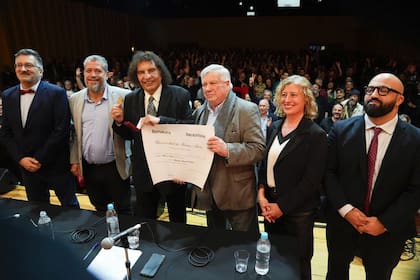 Dolina y autoridades de la UBA en el acto en el que recibió el doctorado