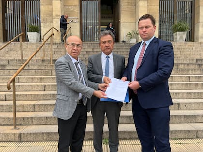Dolkun Isa, presidente del Congreso Mundial Uigur (WUC), Omer Kanat, director ejecutivo del Proyecto de Derechos Humanos de los Uigures (UHRP) y Michael Polak, director de Justice Abroad