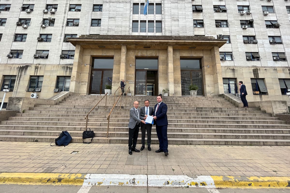 Dolkun Isa, presidente del Congreso Mundial Uigur (WUC), Omer Kanat, director ejecutivo del Proyecto de Derechos Humanos de los Uigures (UHRP) y Michael Polak, director de Justice Abroad