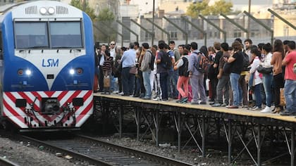 $ 2250. Electrificación tren San Martín: modernizar los trenes es otra clave