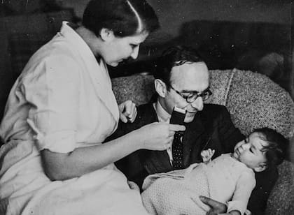 Dolly con su madre y su padre, Luise y Herbert
