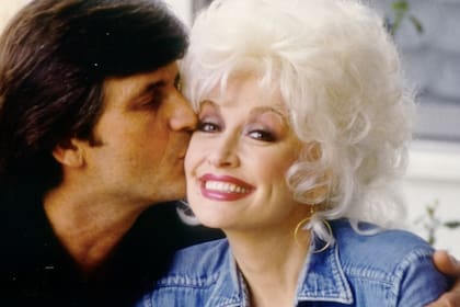 Dolly Parton, la mujer que escribió cientos de canciones sobre el amor pero tuvo que casarse a escondidas