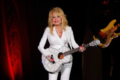 Dolly Parton pospone residencia en Las Vegas por problemas de salud