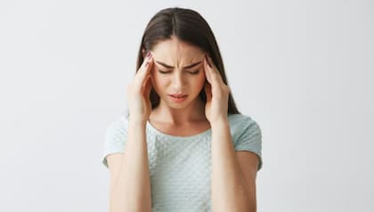 Dolor de cabeza, mareos y dificultad para concentrarse pueden ser señales de que algo no está bien (Foto: Magnific)