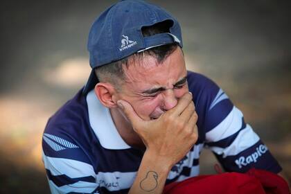 Dolor en las inmediaciones del estadio Carmelo Zerillo de Gimnasia y Esgrima de la Plata por la muerte de Diego Maradona