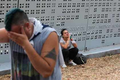 Dolor en las inmediaciones del estadio Carmelo Zerillo de Gimnasia y Esgrima de la Plata por la muerte de Diego Maradona