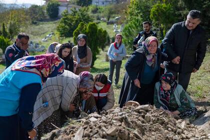 Dolor entre los familiares durante el entierro de uno de los mineros fallecidos en Turquía