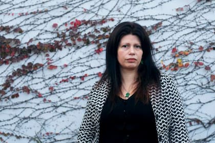 Le Monde acaba de publicar una reseña de "Cometierra", de Dolores Reyes; dice que la argentina "imprime a su novela una mezcla de onirismo y de precisión clínica" para abordar la cuestión de los femicidios, "omnipresente en el país de la autora"