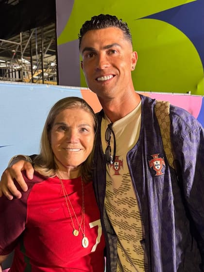 Dolores Aveiro con Cristiano Ronaldo, el hijo menor al que vio partir de Madeira cuando tenía 12 años para perseguir su sueño de jugar al fútbol