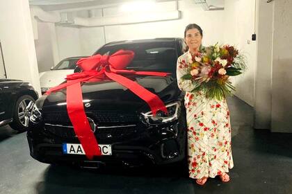 Dolores Aveiro recibió un increíble Mercedes-Benz como sorpresa