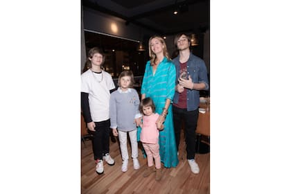 Dolores Barreiro junto a cuatro de sus cinco hijos