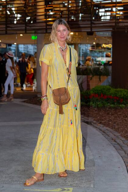 Dolores Barreiro optó por un vestido muy fresco de su firma, Holi. ¿El detalle? Esmaltó las uñas de sus pies del mismo color de su outfit.