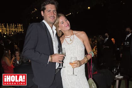 Dolores Barreiro, radiante con un vestido de su firma, Holi, junto a su joven novio, el polista Santiago Gómez Romero