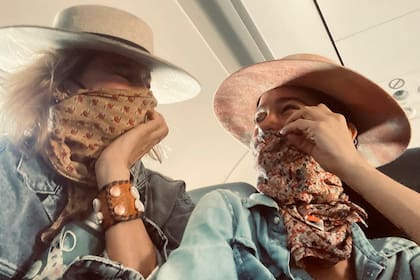 Dolores Barreiro y su amiga Bernardita, en uno de sus viajes