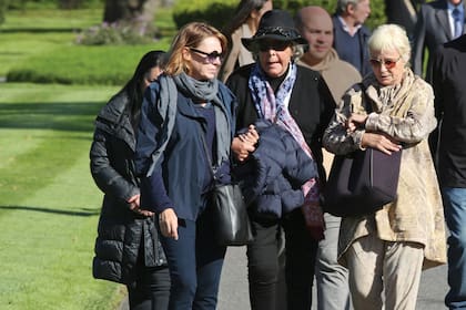 Dolores Blaquier, hermana de Marina, avanza escoltada por su sobrina Juana Hoeffner y la fotógrafa Vicky Aguirre.