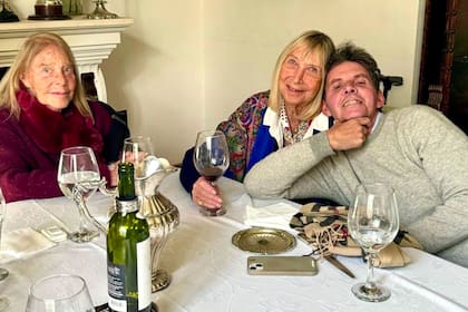 Dolores Blaquier, Margarita Southam (viuda de César Blaquier Roca) y Gerard Confalonieri