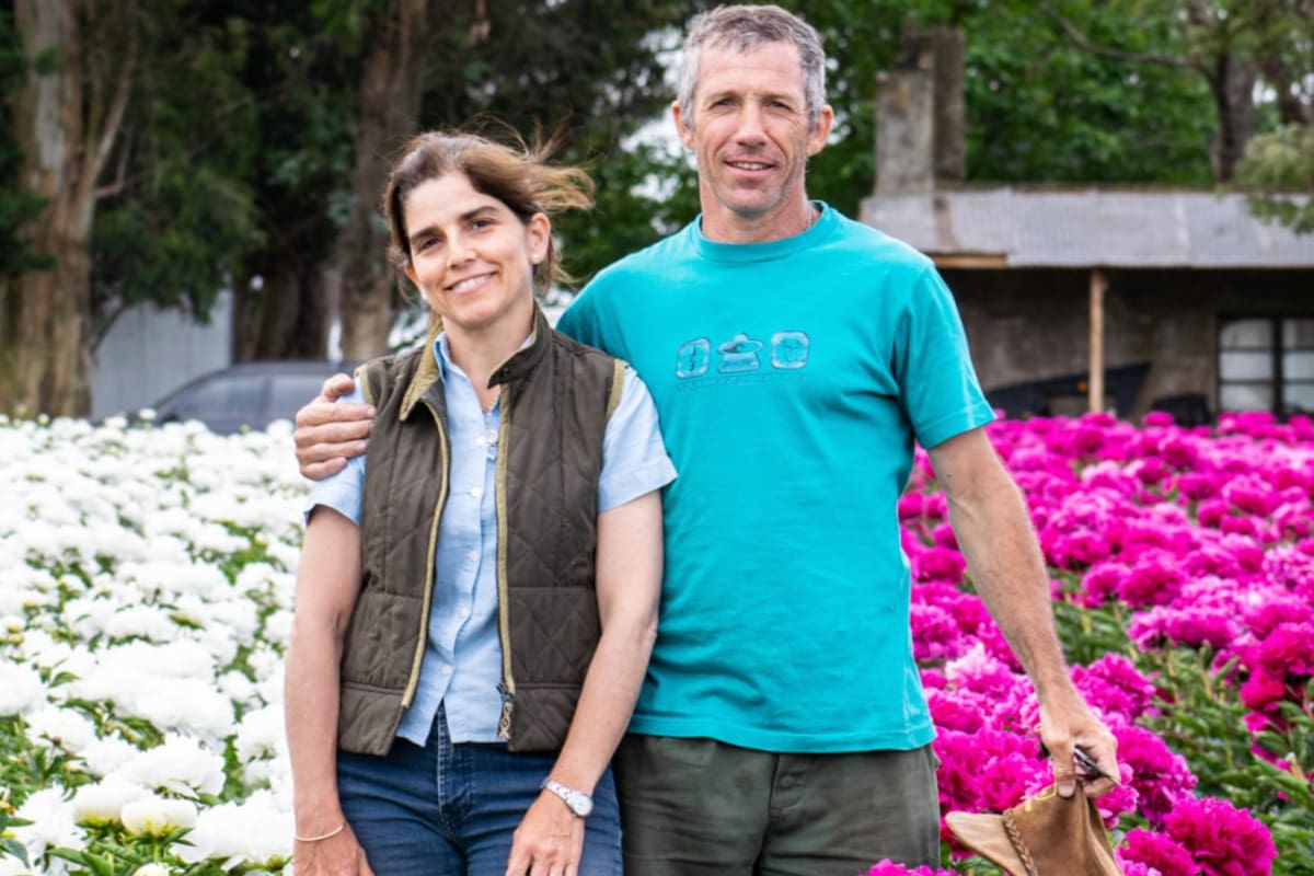 Dolores Bravo, "Lola", y Cristián Bonadeo con dos de sus variedades de peonías: "No importa la edad que uno tenga; si uno tiene un sueño, nunca es tarde y siempre se puede recomenzar”