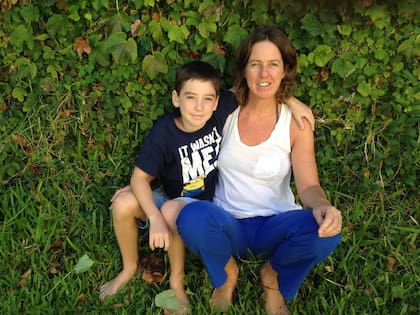 Dolores Bulit junto a su hijo Vito, quien hizo unschooling desde los seis hasta los 12 años