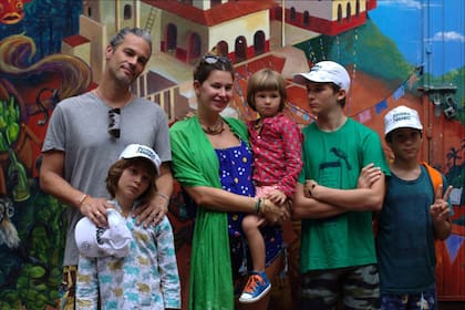 Dolores, con sus hombres