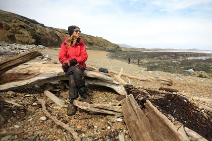 Dolores Elkin tiene 55 años y es pionera de su especialidad en el país; investigadora del Conicet, trabaja desde hace dos décadas en la costa en busca de vestigios de la exploración de los mares en el siglo XVIII