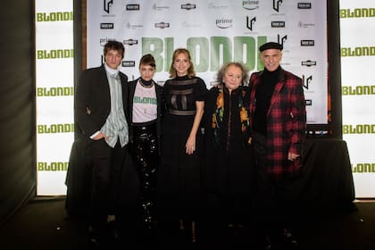 Dolores Fonzi, Carla Peterson, Rita Cortese, Toto Rovito y Leonardo Sbaraglia en el estreno de “Blondi”
