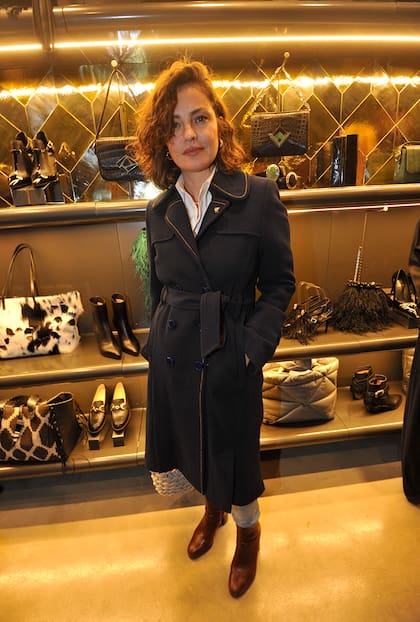 Dolores Fonzi fue una de las celebridades invitadas a la celebración de los veinticinco años de Santesteban, la marca de zapatos, carteras y bolsos que se llevó a cabo en plena Avenida Alvear; para la ocasión, la actriz y flamante directora posó con varios accesorios y lució fresca y elegante