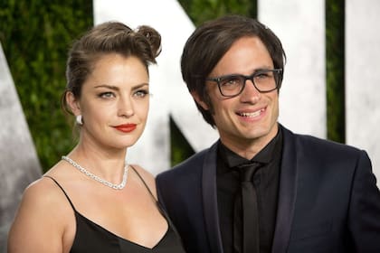 Dolores Fonzi, junto a Gael Garcia Bernal, antes de entrar a una fiesta post Oscar