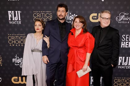 Dolores Fonzi, Santiago Mitre, Victoria Alonso, y Axel Kuschevatzky en la alfombra roja de la 28.ª edición de los Critics Choice Awards en el Fairmont Century Plaza de Los Ángeles