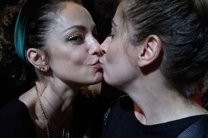 Dolores Fonzi y Muriel Santa Ana festejaron con un beso