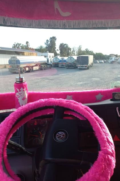 Dolores Guldris tuneaba la cabina de su camión a su estilo mientras realizaba su trabajo como conductora, una tarea que la apasiona