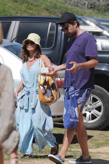 Dolores y Santiago, preparados para pasar un día de playa en La Brava de José Ignacio.